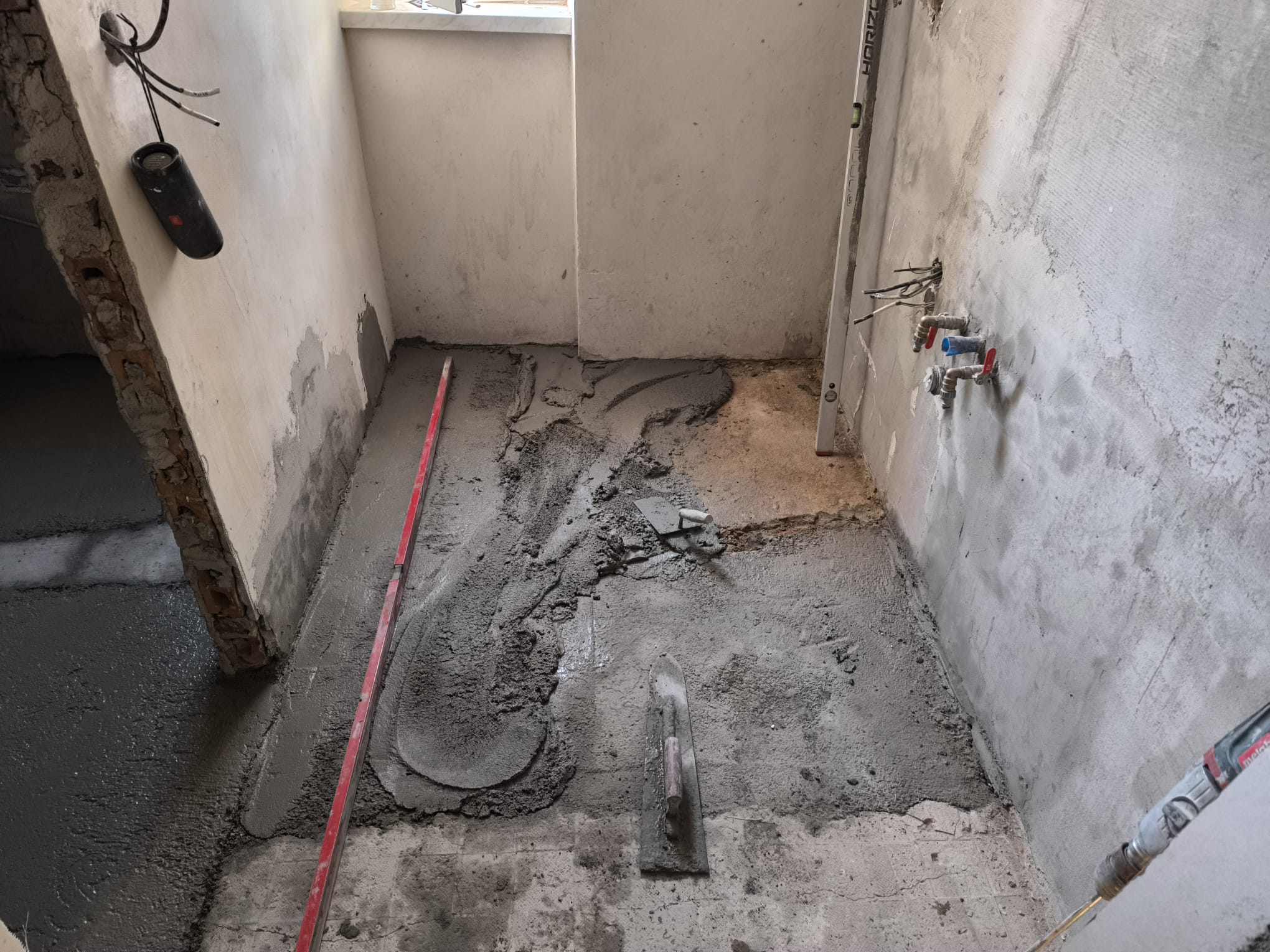 Vyrovnání podlahy a příprava koupelny před hydroizolací a obklady
