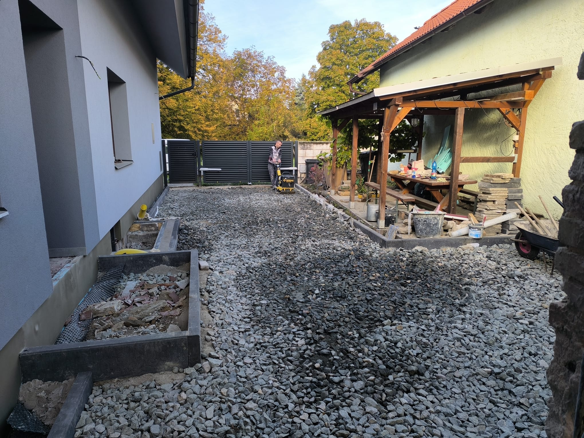 Příprava venkovní zpevněné plochy před pokládkou dlažby