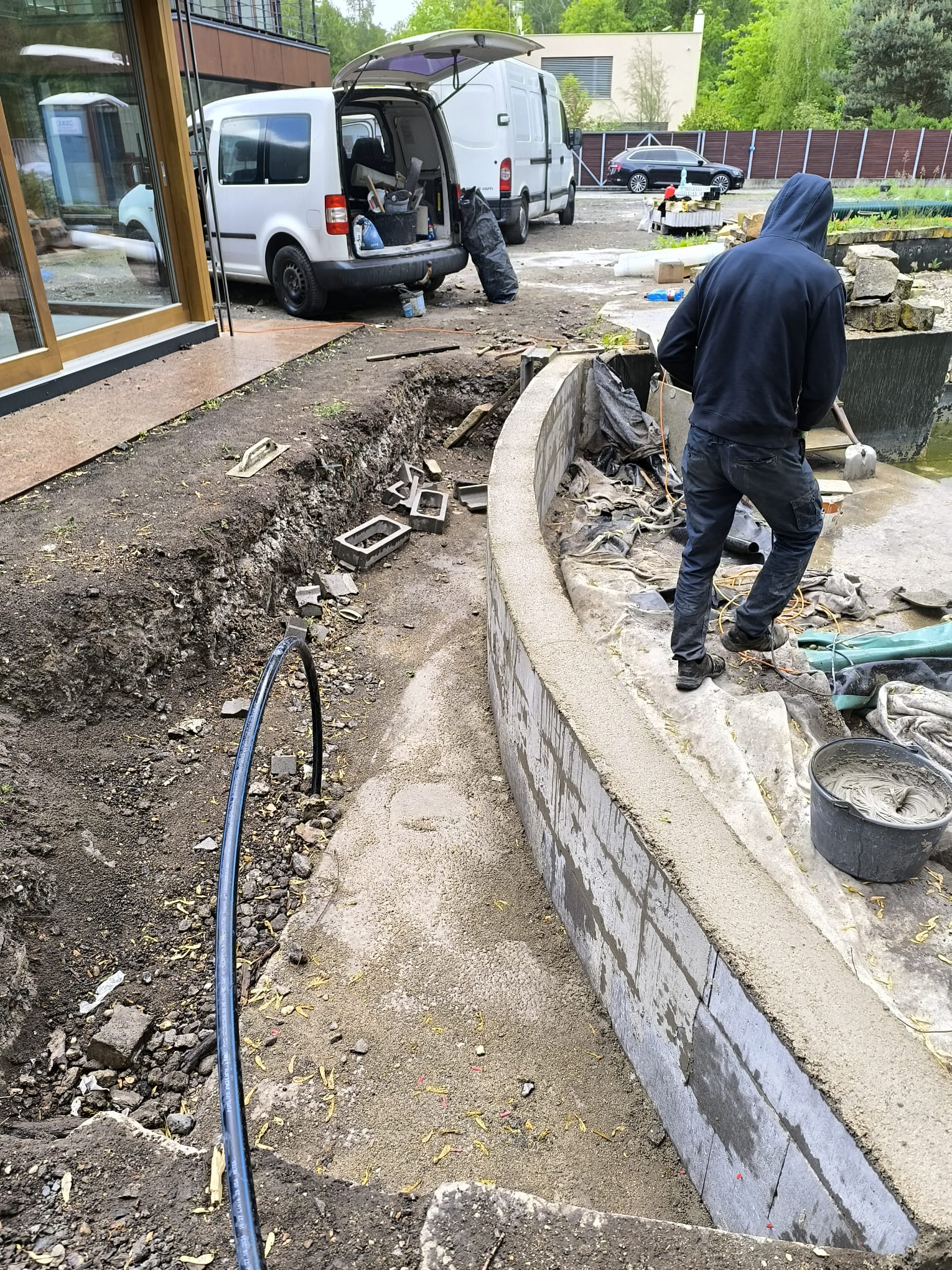 Stavební práce na opěrné části a venkovním prostoru