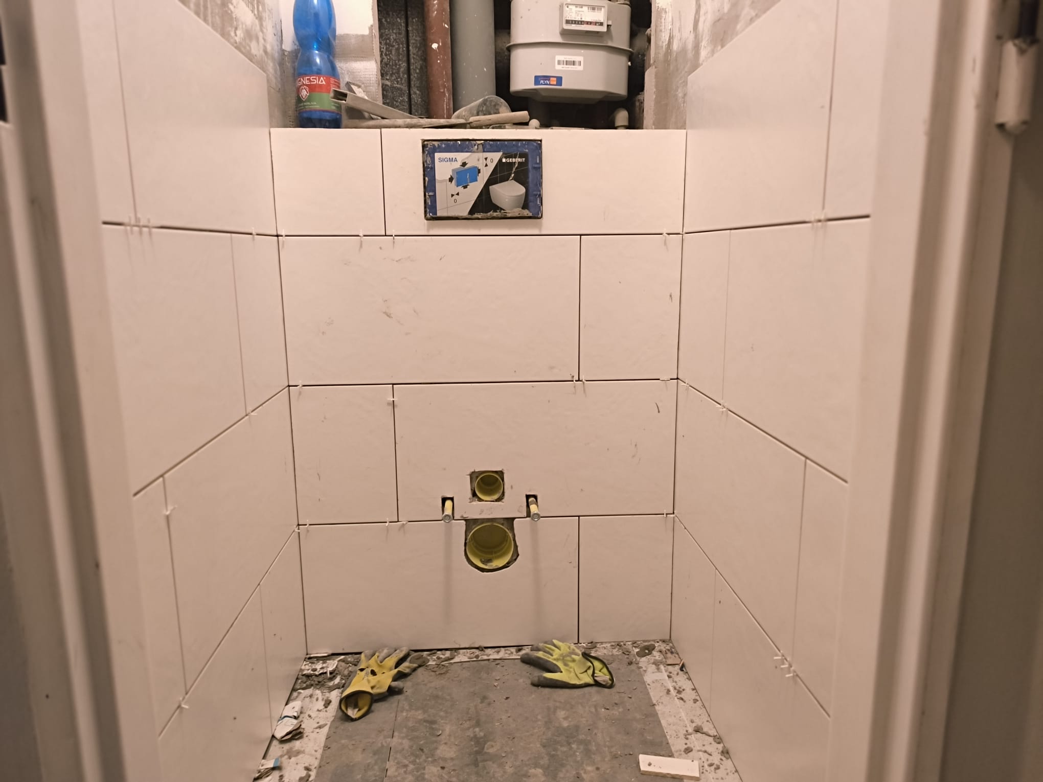 Příprava obkladu a stěn při rekonstrukci samostatného WC