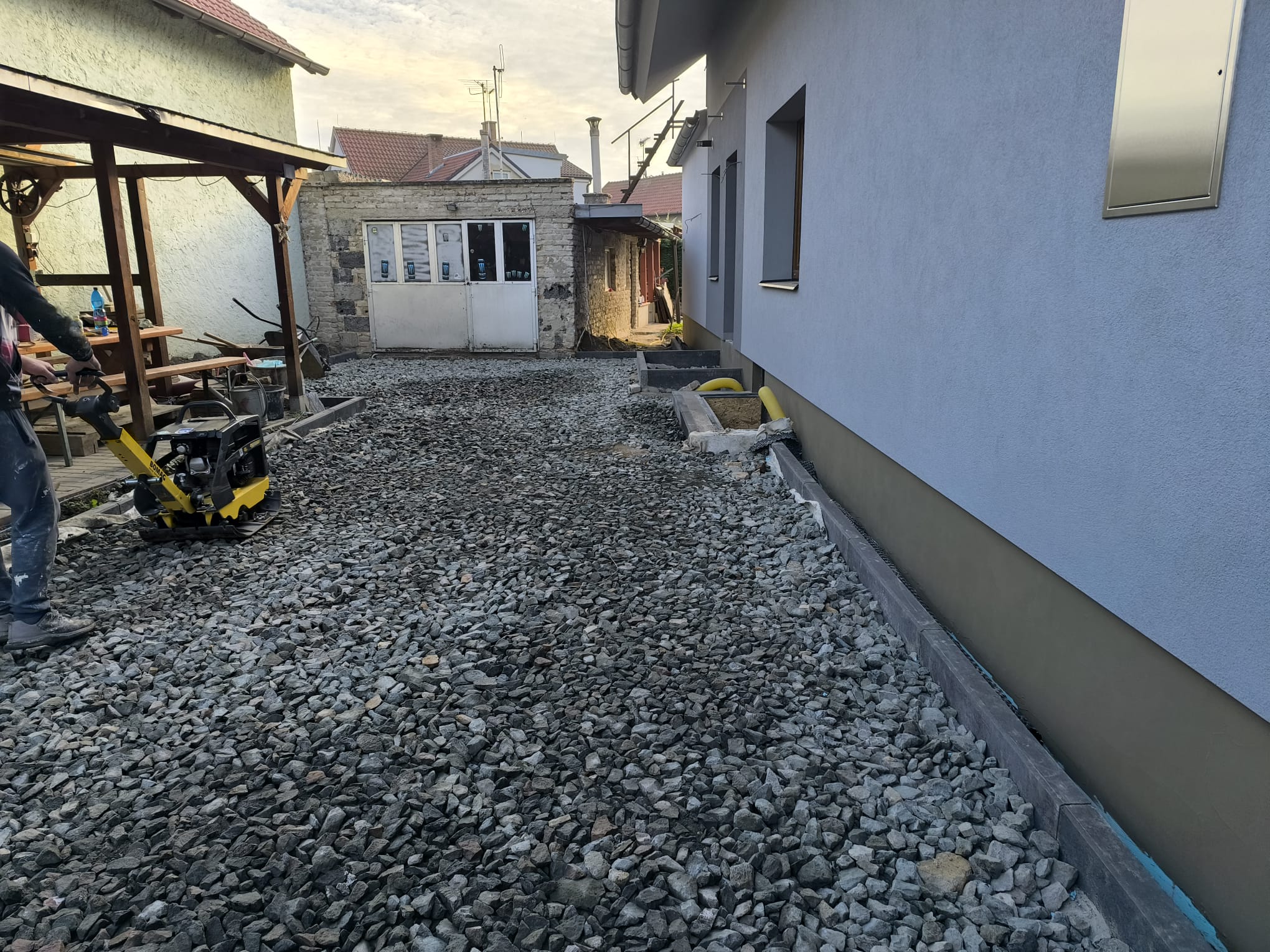 Příprava zpevněné plochy před pokládkou zámkové dlažby